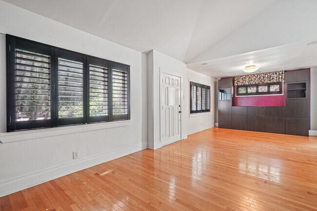 Building Photo - Peaceful North Hollywood Home - 3bd 3ba - ...