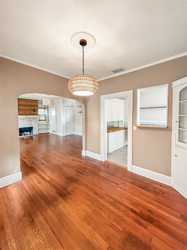 Foto del edificio - Lovely Home for Rent with Fireplace & Fully Fenced Yard– 2Bed | 2Bath