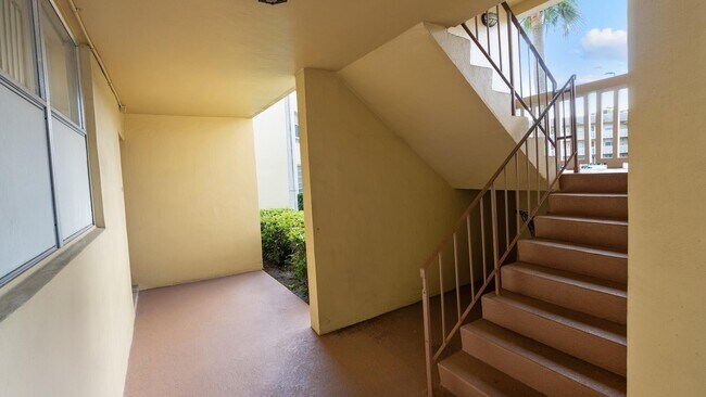 Foto del edificio - 5890 NW 64th Ave