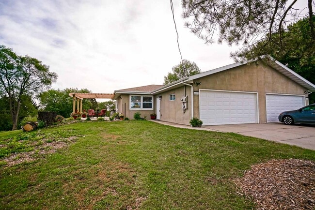 Large 2 car garage & private entry - 4688 Capitol View Rd
