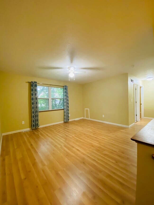 Building Photo - 1402 Amblewood Dr