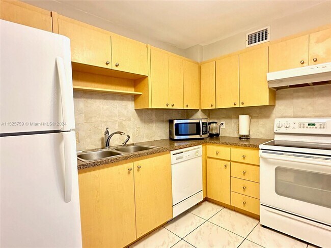 Building Photo - 401 Golden Isles Dr