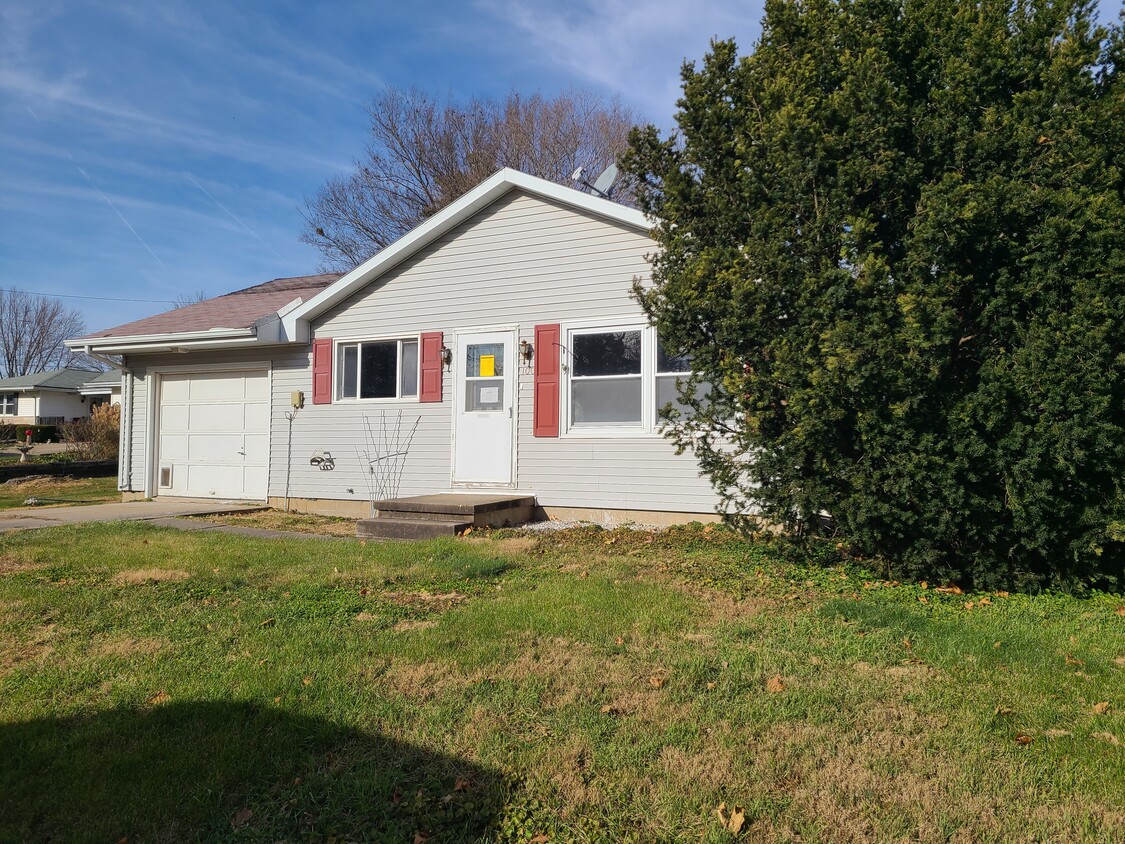 Primary Photo - 100 Circle Dr
