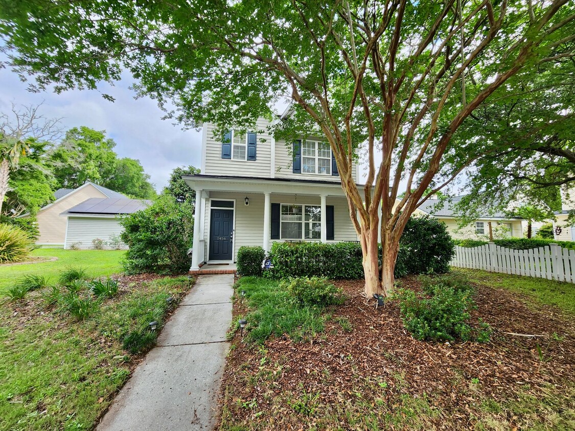 Primary Photo - Well maintained home in Jamestowne Village...