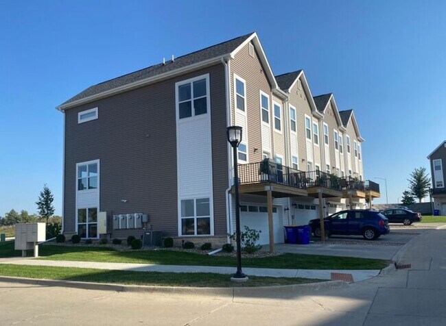 Foto del edificio - $2,275 | 3 Bedroom, 2.5 Bathroom Town Home | Pet Friendly | Sublease* | Available for August 1st,...