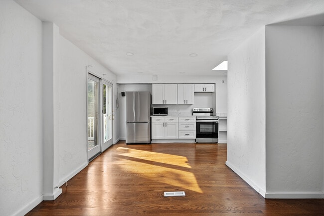 Building Photo - 61 Wordsworth St