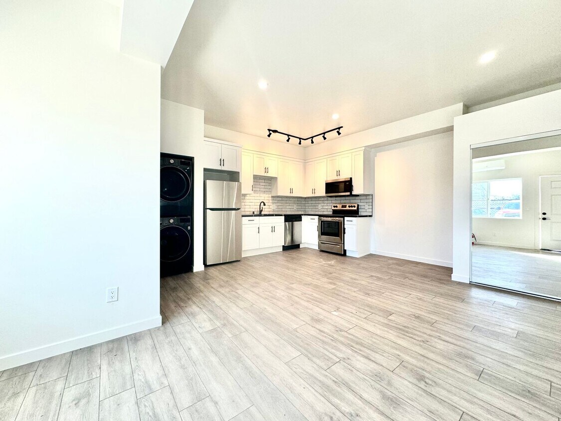 Primary Photo - 2125 Thomas Avenue