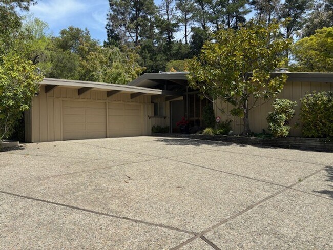Foto del edificio - Beautiful Unique Home in the Oakland Hills