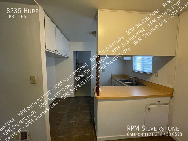Building Photo - Spacious 3-bedroom
