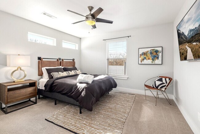 Building Photo - 28 E 7th St