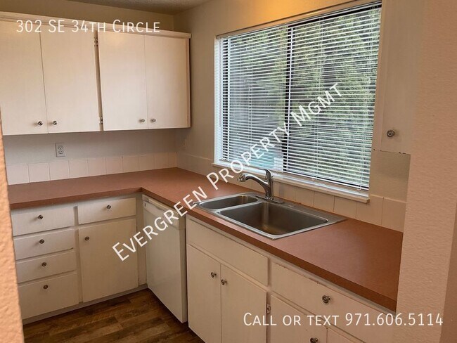 Building Photo - 3BD/2BA - Troutdale One-Level Home! Large ...