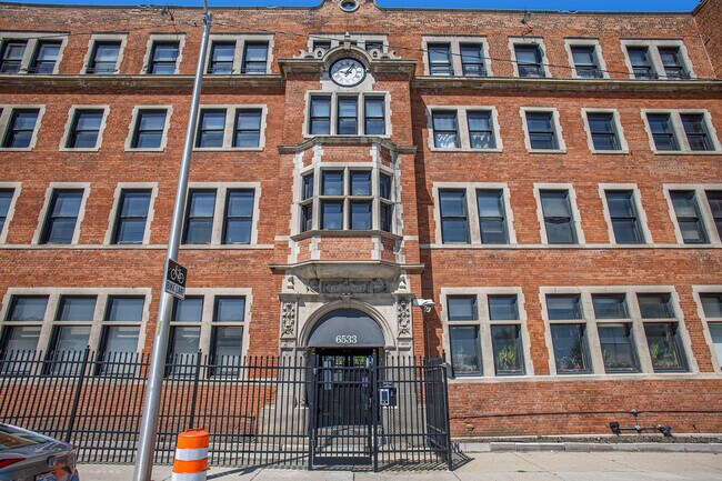 Foto del edificio - 6533 E Jefferson Ave