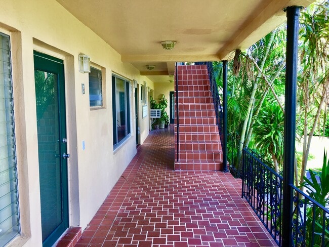 Building Photo - 9110 W Bay Harbor Dr