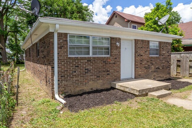 Building Photo - Beautiful, Renovated All Brick 3 Bed 1 Bat...