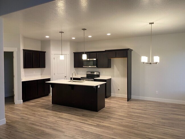 Building Photo - Charming 3-Bedroom Townhome with Modern Up...