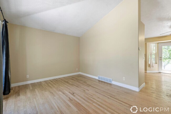 Building Photo - Beautiful Salt Lake City Home in Excellent...