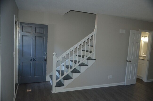 Building Photo - 2 Bed, 1.5 Bath Townhome Convenient to Str...