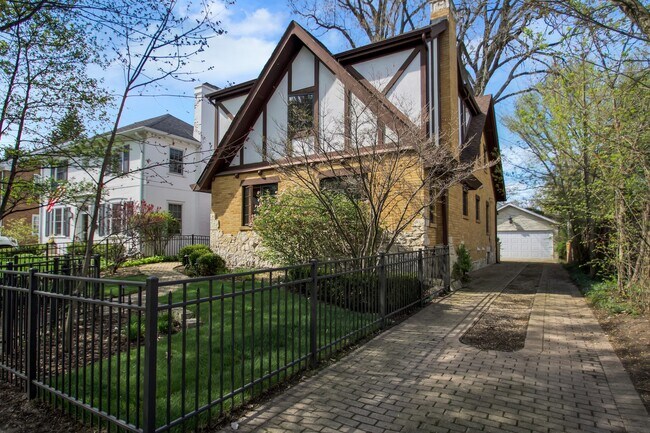Building Photo - 1936 Thornwood Ave