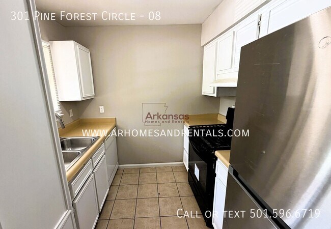 Foto del edificio - 301 Pine Forest Cir