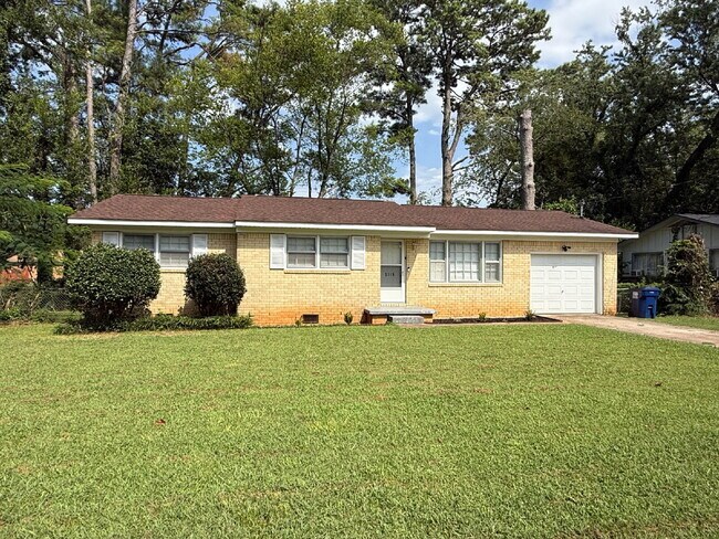 Foto del edificio - "Charming 3-Bed Home with Beautiful Hardwood Floors on Euclid Road!"