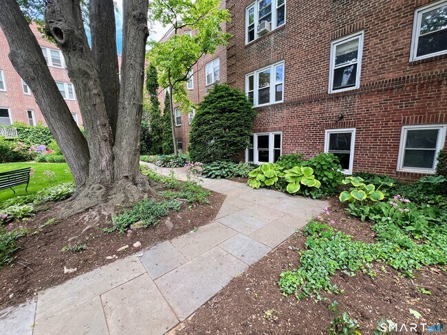 Foto del edificio - 70 Strawberry Hill Ave