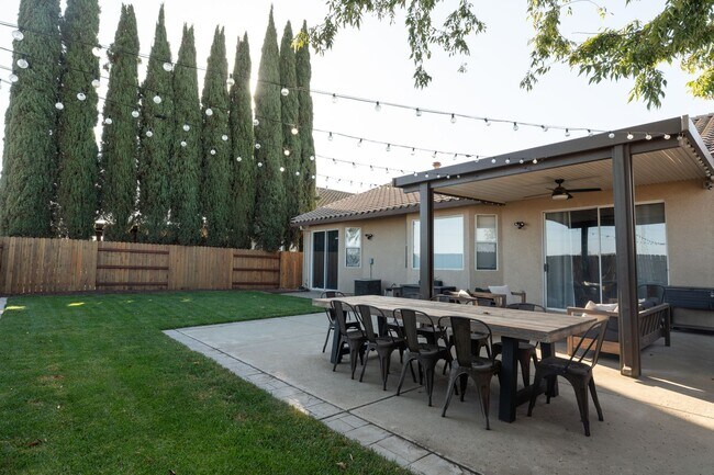 Foto del edificio - Stunning 3 Bedroom 2 Bath Home