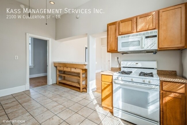 Building Photo - Sunny Pilsen 2 Bed- blocks away from Harri...