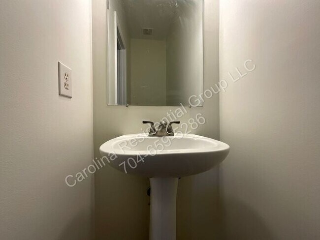 Foto del edificio - 7809 Lennoxshire Rd