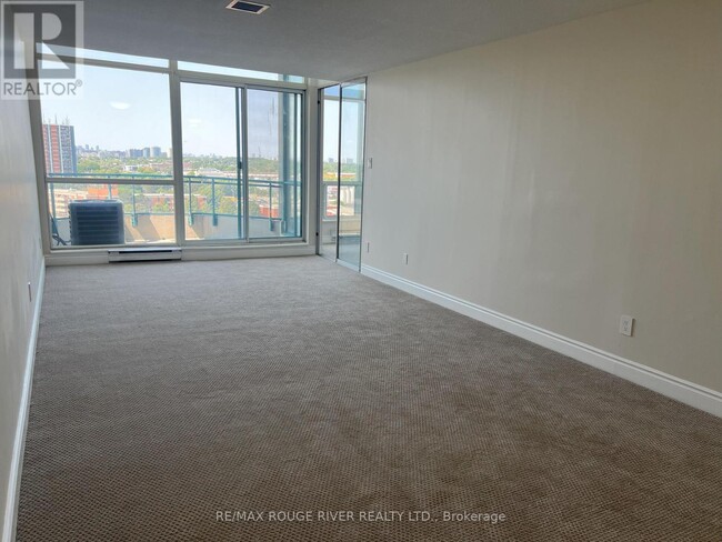 Photo du bâtiment - 4727-4727 Sheppard Ave E