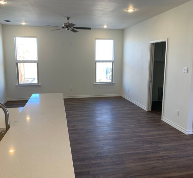 Foto del edificio - Brand new open concept quartz countertops