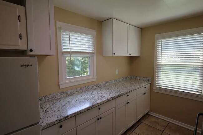 Foto del edificio - 1700 Clover Dr