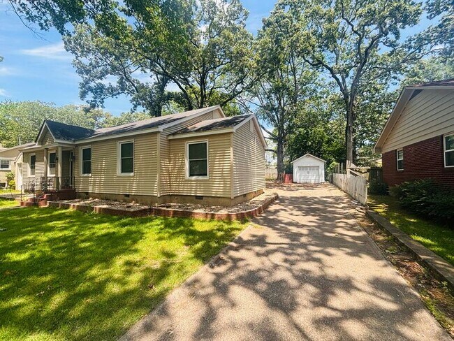 Building Photo - 305 Dooley Rd