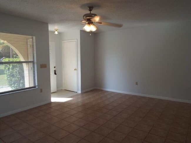 Building Photo - Duplex in Poinciana