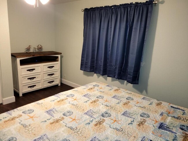 Building Photo - 1809 Hillcrest Dr 406A