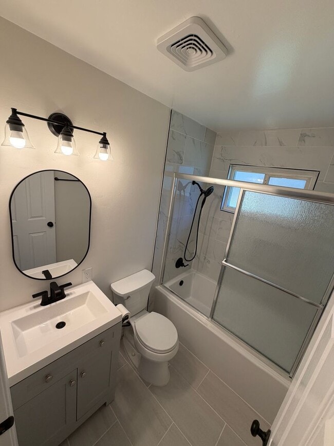 Building Photo - Recently Renovated 2BD/1BA Triplex Unit - Conveniently Located!