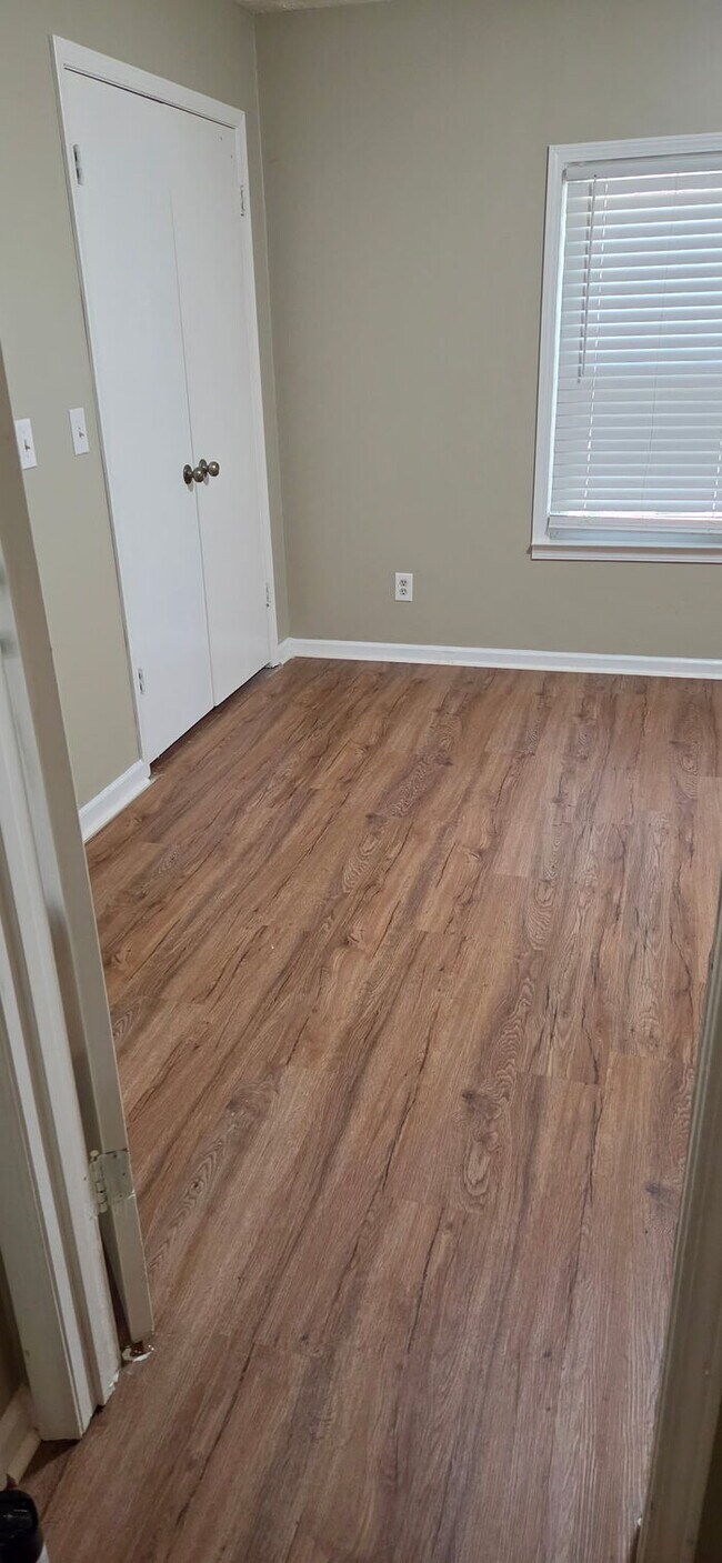 Foto del edificio - Two Bedroom Home, Recently Renovated