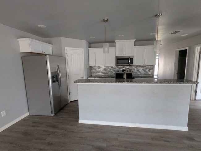 Building Photo - 1302 N Clinton Ave