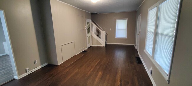 Building Photo - 702 W Fairview Ave