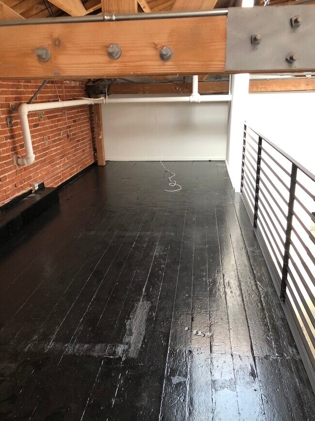 Loft - 2450 Hunter St