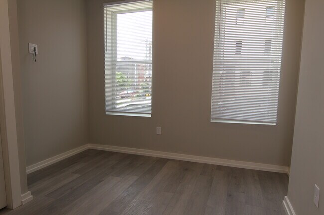Building Photo - 4810 Oxford Ave