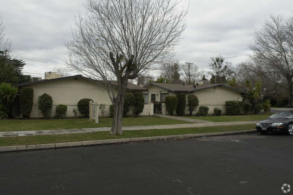 Building Photo - Garden Court Apartments