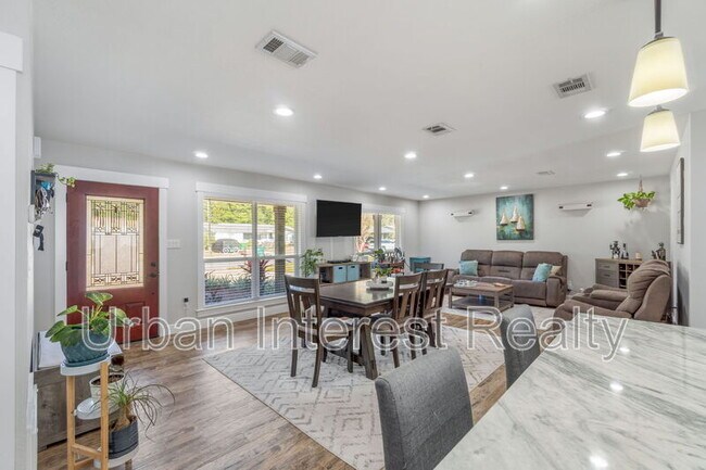 Building Photo - 708 Marcia Cir