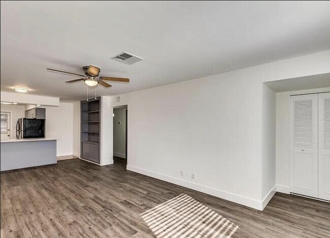 Foto del edificio - 8444 E Coronado Rd