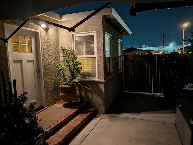Unidad B - Entrada trasera - 5011 Stacy St