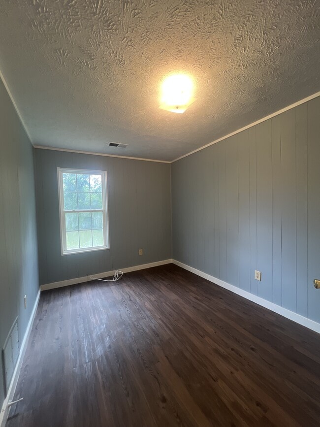 Building Photo - 656 Windrow Rd
