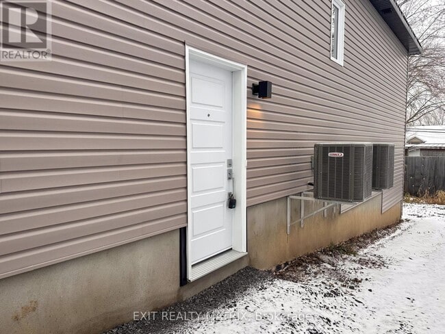 Building Photo - 615 Montessor Cres