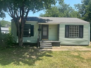 Building Photo - 2844 Toluca Ave