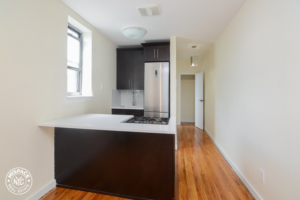 Primary Photo - 1063 Pacific St