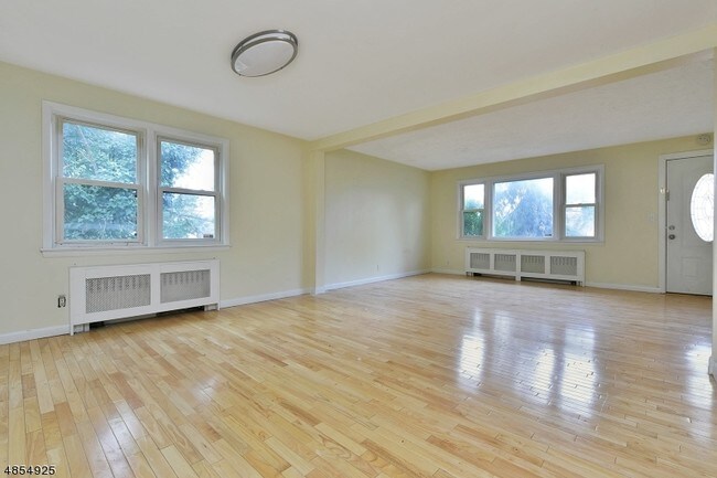Foto del edificio - 64 Long Hill Rd