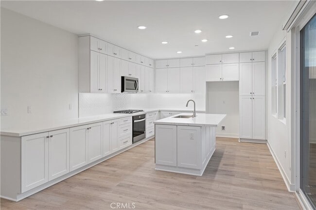 Building Photo - 641 Jasper St